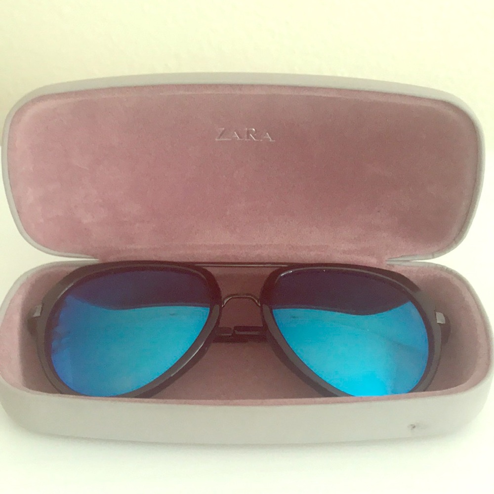 Mirrored sunglasses with case